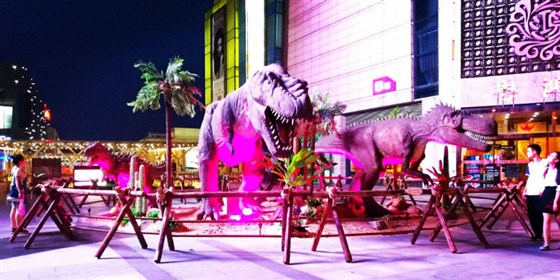 仙林金鹰湖滨天地"惊现史前巨兽 恐龙迁徙之旅"主题场景美陈展