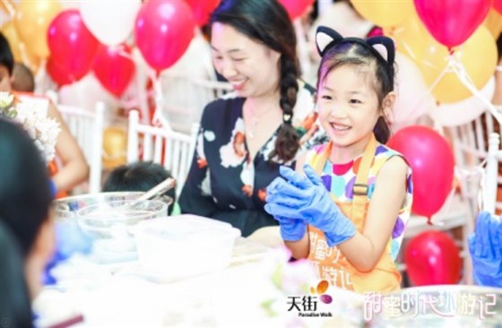 龙湖重庆时代天街“甜蜜时代环游记暨冰淇淋文化艺术节”场景美陈展