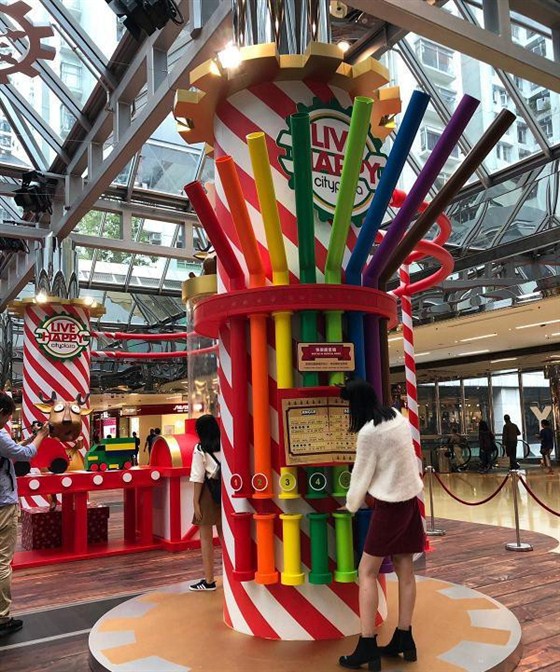 香港太古城中心“圣诞工厂”主题圣诞场景美陈展