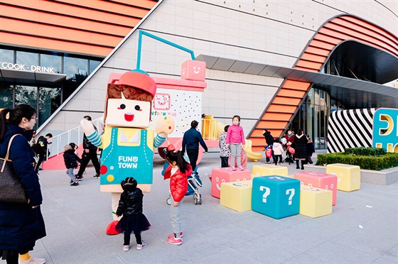 无锡万科「方糖FUNTOWN」开业街区美陈包装