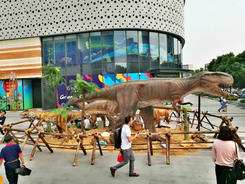 仙林金鹰湖滨天地"惊现史前巨兽 恐龙迁徙之旅"主题场景美陈展