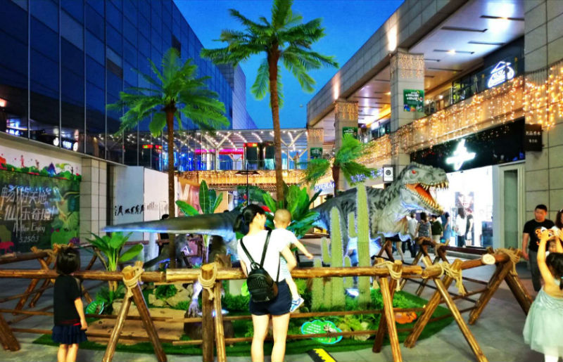 仙林金鹰湖滨天地"惊现史前巨兽 恐龙迁徙之旅"主题场景美陈展