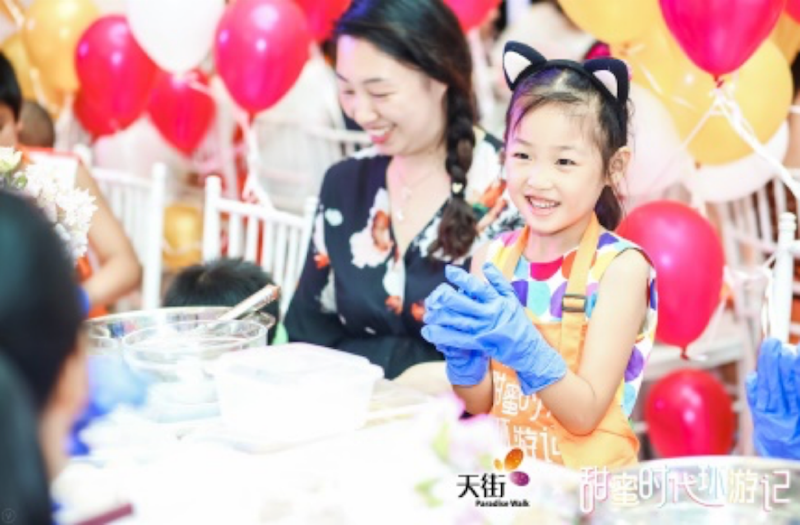 龙湖重庆时代天街“甜蜜时代环游记暨冰淇淋文化艺术节”场景美陈展