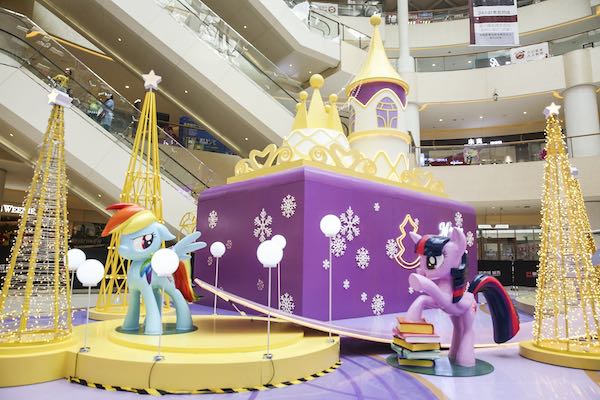 杭州银泰城“小马宝莉彩虹魔法季”主题场景美陈展