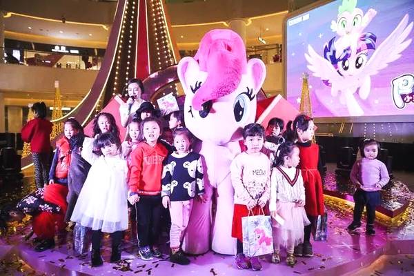 杭州银泰城“小马宝莉彩虹魔法季”主题场景美陈展