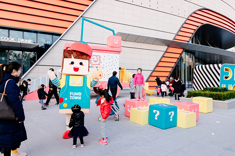 无锡万科「方糖FUNTOWN」开业街区美陈包装