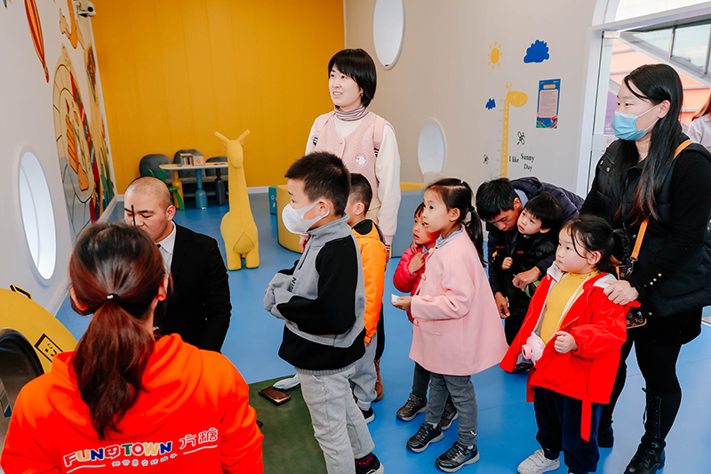 无锡万科「方糖FUNTOWN」开业街区美陈包装